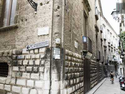 Il Palazzo � situato in strada d� Gironda, a poca distanza da corso Vittorio Emanuele. Si caratterizza per il bugnato, caratteristico rivestimento delle pareti esterne